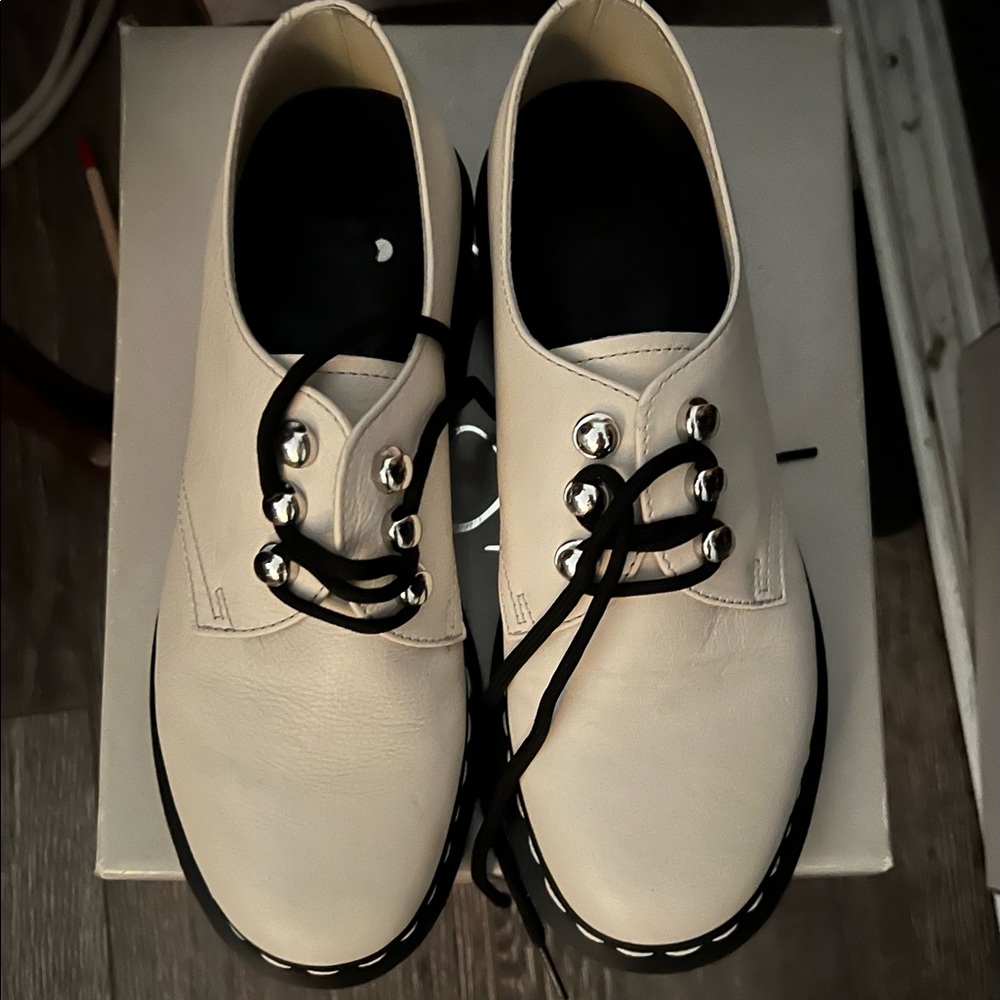 OFF WHITE Doc Martens !!